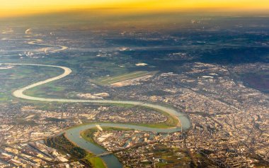 Almanya 'daki Düsseldorf Rhein nehrinin günbatımı görüntüsü