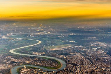 Almanya 'daki Düsseldorf Rhein nehrinin günbatımı görüntüsü