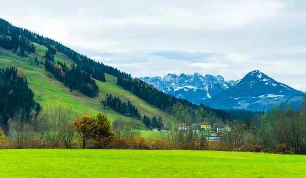 Alpes Austríacos Prados Verdes Casas Alpinas Montanhas — Fotografia de Stock