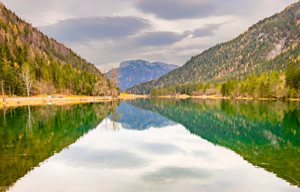 美しい湖の反射と雲と自然山のシーン — ストック写真