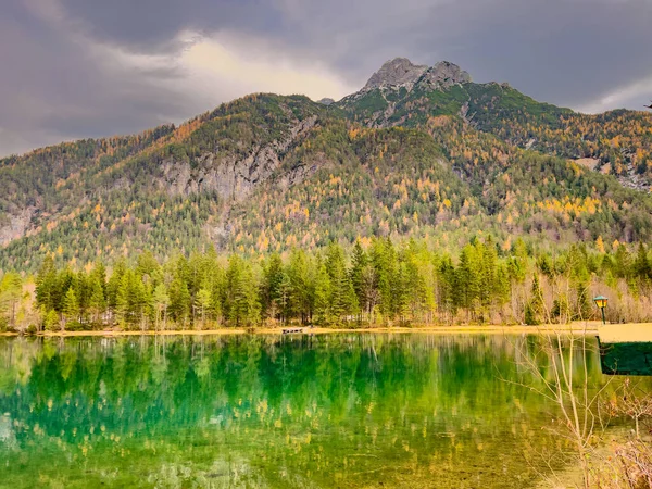 Naturbergszene Mit Schönen Seeflexionen Und Wolken — Stockfoto