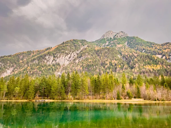 美しい湖の反射と雲と自然山のシーン — ストック写真