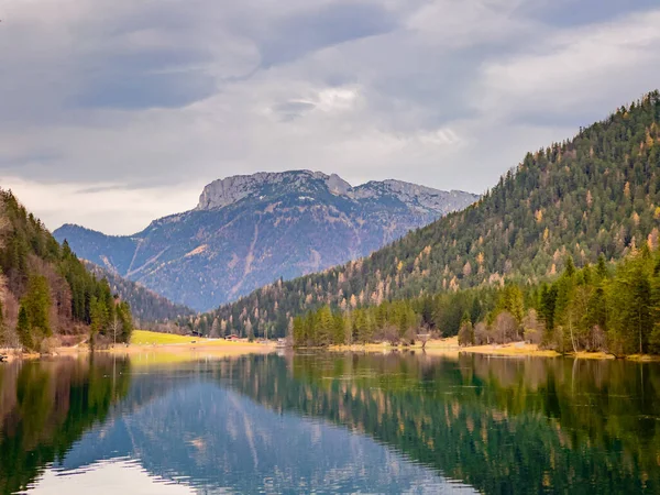 Natura Scena Górska Pięknym Jeziorem Odbicia Chmury — Zdjęcie stockowe