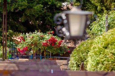 Bulgaristan 'ın tarihi Koprivshtitsa kentinde tarihi evleri olan kaldırım taşı sokaklar