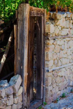 Bulgaristan 'ın tarihi Koprivshtitsa kentinde tarihi evleri olan kaldırım taşı sokaklar