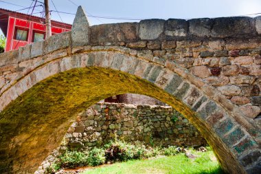 Bulgaristan 'ın tarihi Koprivshtitsa kentinde tarihi evleri olan kaldırım taşı sokaklar