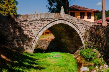 Bulgaristan 'ın tarihi Koprivshtitsa kentinde tarihi evleri olan kaldırım taşı sokaklar