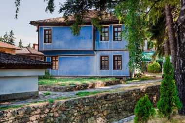 Bulgaristan 'ın tarihi Koprivshtitsa kentinde tarihi evleri olan kaldırım taşı sokaklar