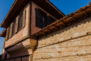 Bulgaristan 'ın tarihi Koprivshtitsa kentinde tarihi evleri olan kaldırım taşı sokaklar