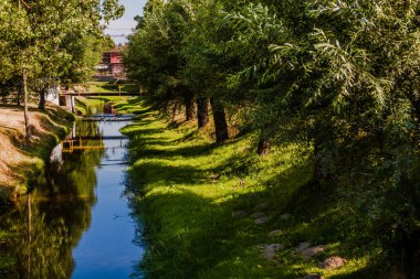 Bulgaristan 'ın tarihi Koprivshtitsa kentinde tarihi evleri olan kaldırım taşı sokaklar
