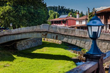 Bulgaristan 'ın tarihi Koprivshtitsa kentinde tarihi evleri olan kaldırım taşı sokaklar