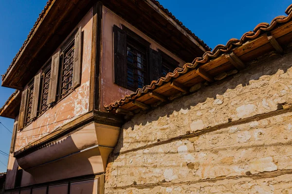 Bulgaristan 'ın tarihi Koprivshtitsa kentinde tarihi evleri olan kaldırım taşı sokaklar