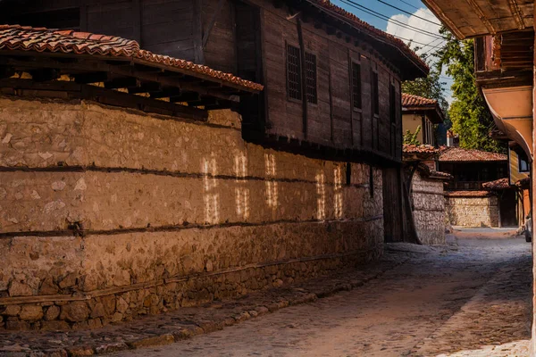 Calles Adoquinadas Con Casas Antiguas Histórica Ciudad Koprivshtitsa Bulgaria —  Fotos de Stock