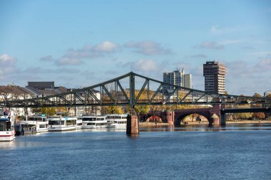 Frankfurt, Rhein nehri ve harika köprüler.