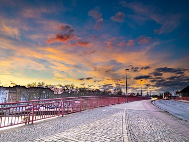 Dortmund Hafen 'de saati olan eski liman kulesi.