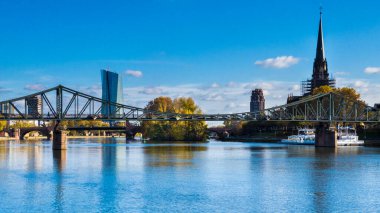 Frankfurt, Rhein nehri ve harika köprüler inşaatı.