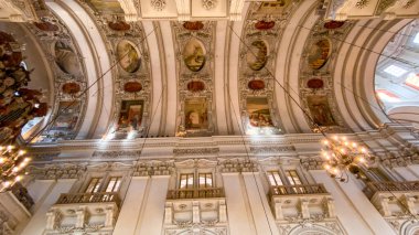 Avusturya 'nın ünlü Salzburger Dom' u.