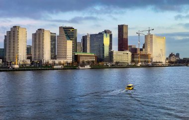 Roterdam şehri, Hollanda. Limanı ve Erasmus Köprüsü, Rotterdam Skylines ile mimari başkenti.