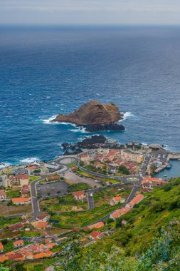 Atlantik Okyanusu 'nda siyah volkanik kayalarla doğal havuzlar Porto Moniz, Madeira, Portekiz
