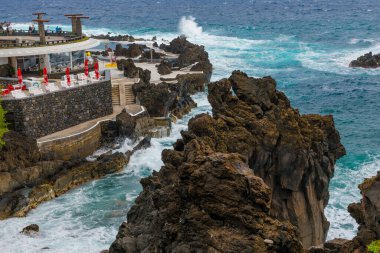 Atlantik Okyanusu 'nda siyah volkanik kayalarla doğal havuzlar Porto Moniz, Madeira, Portekiz