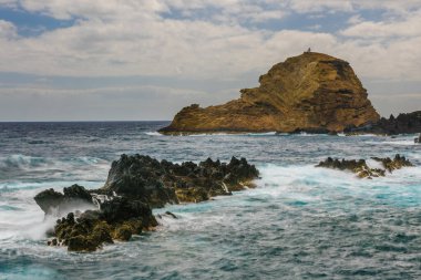 Atlantik Okyanusu 'nda siyah volkanik kayalarla doğal havuzlar Porto Moniz, Madeira, Portekiz