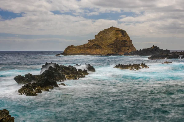 Природные Бассейны Черной Вулканической Скалой Атлантическом Океане Porto Moniz Мадейра — стоковое фото