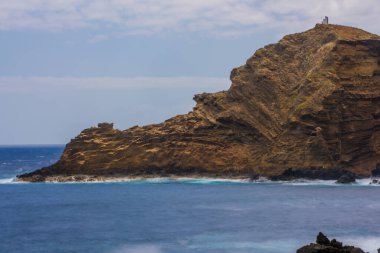 Atlantik Okyanusu 'nda siyah volkanik kayalarla doğal havuzlar Porto Moniz, Madeira, Portekiz