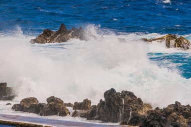 Atlantik Okyanusu 'nda siyah volkanik kayalarla doğal havuzlar Porto Moniz, Madeira, Portekiz