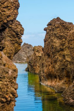 Atlantik Okyanusu 'nda siyah volkanik kayalarla doğal havuzlar Porto Moniz, Madeira, Portekiz