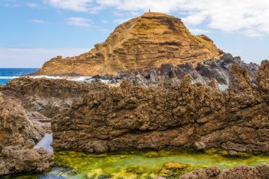 Atlantik Okyanusu 'nda siyah volkanik kayalarla doğal havuzlar Porto Moniz, Madeira, Portekiz