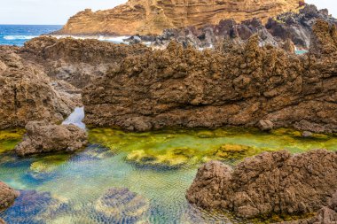 Atlantik Okyanusu 'nda siyah volkanik kayalarla doğal havuzlar Porto Moniz, Madeira, Portekiz