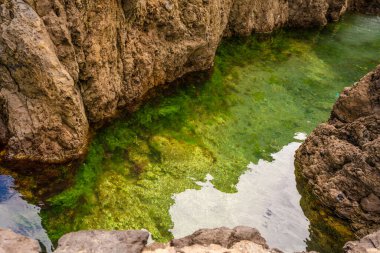 Atlantik Okyanusu 'nda siyah volkanik kayalarla doğal havuzlar Porto Moniz, Madeira, Portekiz