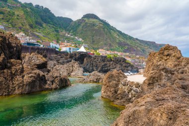 Atlantik Okyanusu 'nda siyah volkanik kayalarla doğal havuzlar Porto Moniz, Madeira, Portekiz