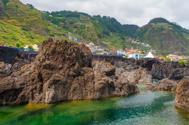 Atlantik Okyanusu 'nda siyah volkanik kayalarla doğal havuzlar Porto Moniz, Madeira, Portekiz
