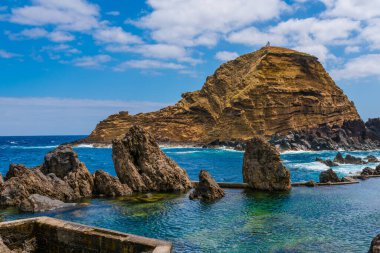 Atlantik Okyanusu 'nda siyah volkanik kayalarla doğal havuzlar Porto Moniz, Madeira, Portekiz