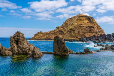Atlantik Okyanusu 'nda siyah volkanik kayalarla doğal havuzlar Porto Moniz, Madeira, Portekiz
