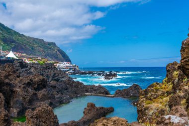 Atlantik Okyanusu 'nda siyah volkanik kayalarla doğal havuzlar Porto Moniz, Madeira, Portekiz
