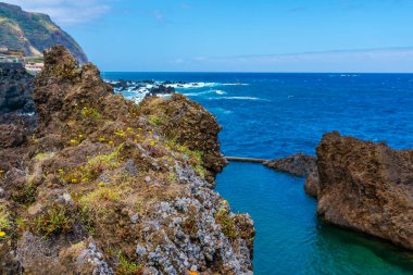 Atlantik Okyanusu 'nda siyah volkanik kayalarla doğal havuzlar Porto Moniz, Madeira, Portekiz