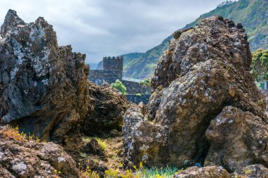 Atlantik Okyanusu 'nda siyah volkanik kayalarla doğal havuzlar Porto Moniz, Madeira, Portekiz