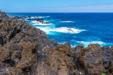 Atlantik Okyanusu 'nda siyah volkanik kayalarla doğal havuzlar Porto Moniz, Madeira, Portekiz