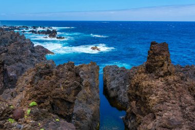 Atlantik Okyanusu 'nda siyah volkanik kayalarla doğal havuzlar Porto Moniz, Madeira, Portekiz