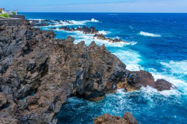 Atlantik Okyanusu 'nda siyah volkanik kayalarla doğal havuzlar Porto Moniz, Madeira, Portekiz