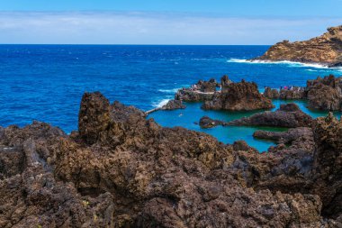 Atlantik Okyanusu 'nda siyah volkanik kayalarla doğal havuzlar Porto Moniz, Madeira, Portekiz