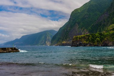 Atlantik Okyanusu 'nda siyah volkanik kayalarla doğal havuzlar Porto Moniz, Madeira, Portekiz