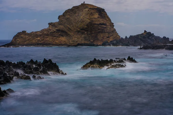 Atlantik Okyanusu 'nda siyah volkanik kayalarla doğal havuzlar Porto Moniz, Madeira, Portekiz