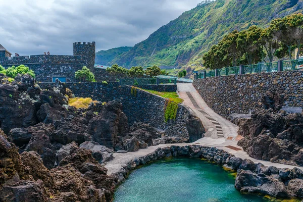 Atlantik Okyanusu 'nda siyah volkanik kayalarla doğal havuzlar Porto Moniz, Madeira, Portekiz