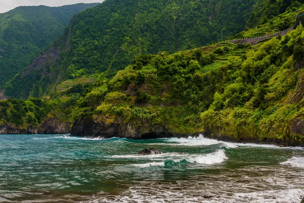 Природные Бассейны Черной Вулканической Скалой Атлантическом Океане Porto Moniz Мадейра — стоковое фото