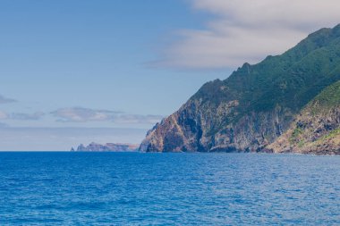 Güzel dağ manzarası ve Madeira adasının okyanus kıyıları, Portekiz