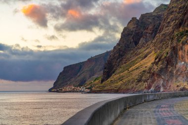 Güzel dağ manzarası ve Madeira adasının okyanus kıyıları, Portekiz