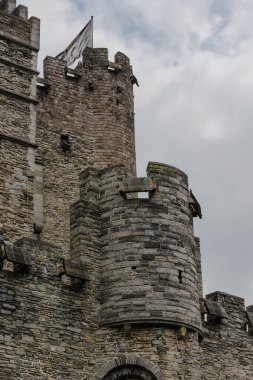 Belçika, Gent şehri, eski kasaba, alacakaranlıkta River Leie 'deki tarihi evler.